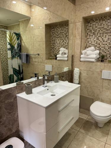 Un baño de Ada's Luxury Apartment - Old City