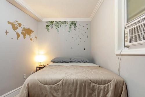 1 dormitorio con 1 cama en una habitación con ventana en Room at the heart of East Village Union Square en Nueva York