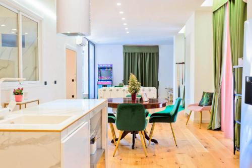 Una cocina y un comedor con mesa y sillas. en Babylon Luxury Suite & Apartments, en Nápoles