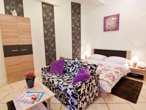 um quarto com uma cama e um sofá em Center Magnifique apartment, OLD TOWN em Split