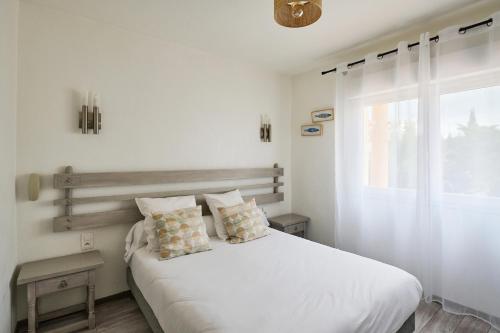 Ένα ή περισσότερα κρεβάτια σε δωμάτιο στο Hôtel Les Mimosas