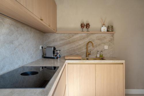 una cucina con lavello e microonde di Villa-Sabbia a Koksijde