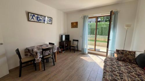 un salon avec une table, des chaises et un canapé dans l'établissement LOGEMENT ENTIER 2 PIECES PARKING 5'métro, à Saint-Denis