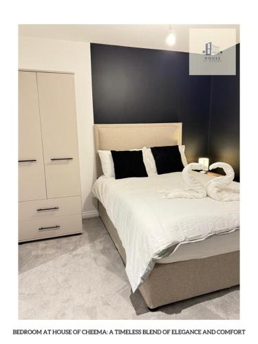 um quarto com uma cama branca e uma cómoda em Flat 120 Luxury meets comfort em Beeston Hill