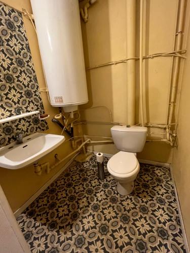 une salle de bain avec toilettes et lavabo dans l'établissement Villa avignon, à Avignon