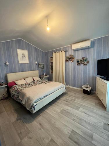 une chambre avec un lit et une télévision à écran plat dans l'établissement Villa avignon, à Avignon