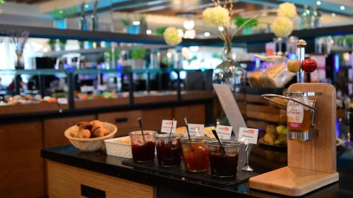 a bar with drinks on a counter in a restaurant at Motel Plus Berlin in Berlin