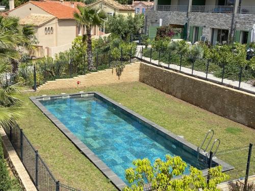 une piscine dans la cour d'une maison dans l'établissement Superbe appart neuf centre ville 6 personnes calme avec jardin, à Sainte-Maxime
