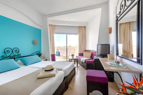 un soggiorno con divano e tavolo di Palm Beach Club Marmara Djerba a Midoun