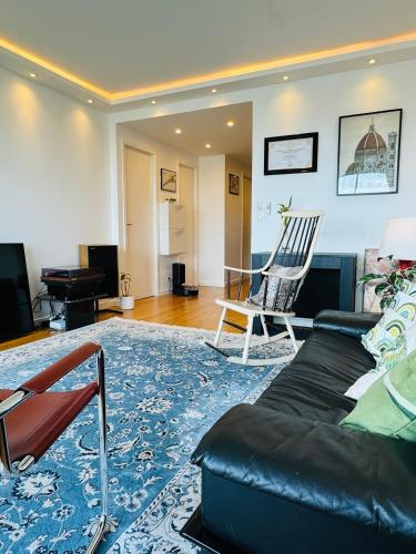un salon avec un canapé et une chaise dans l'établissement Appartement du Petit Prince, à Meudon