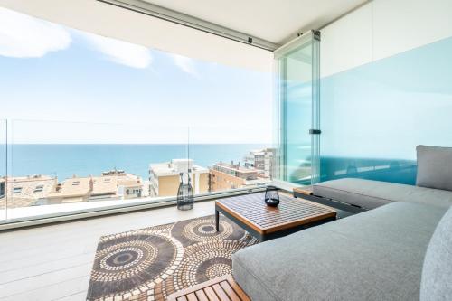 AMAZING SEA VIEWS - The Wave II, Pool and Sea View
