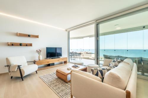 AMAZING SEA VIEWS - The Wave II, Pool and Sea View