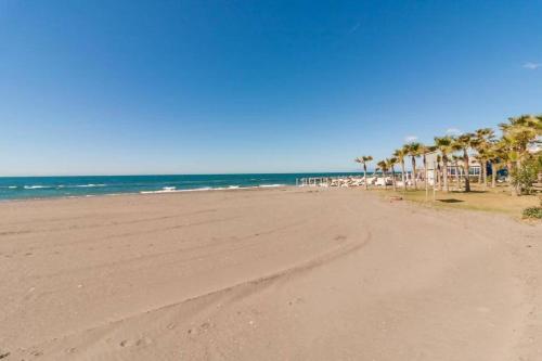 Piscina y playa en Laguna Beach Torrox