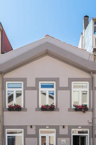 Beachside House in Matosinhos by Lisbeyond