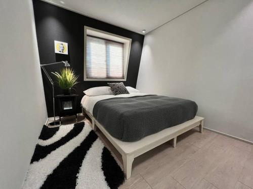 Ένα ή περισσότερα κρεβάτια σε δωμάτιο στο BIBI House In Hongdae