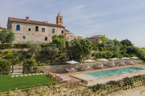 um resort com piscina e um edifício em Locanda dei Logi em San Gimignano