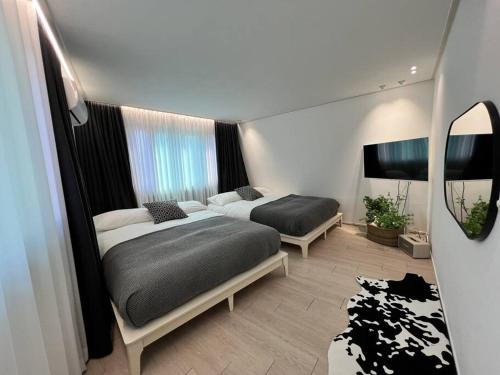 Ένα ή περισσότερα κρεβάτια σε δωμάτιο στο BIBI House In Hongdae