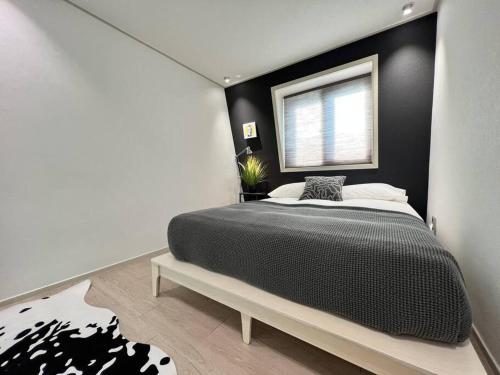 Ένα ή περισσότερα κρεβάτια σε δωμάτιο στο BIBI House In Hongdae