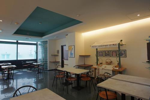 un restaurante con mesas y sillas en una habitación en Hotel Ali d'Oro, en Rímini