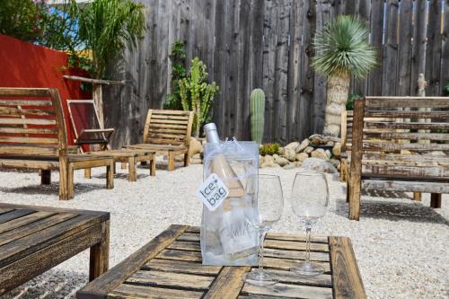 濱海阿熱萊斯的住宿－Hôtel Les Mimosas，一张带酒杯和一瓶酒的野餐桌