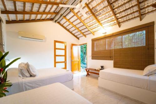 a bedroom with two beds and a ladder at Hotel Playa Scondida Barú in Baru