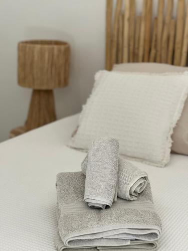 a pile of towels sitting on top of a bed at Villa Tropical Heaven - Terres Basses in Les Terres Basses