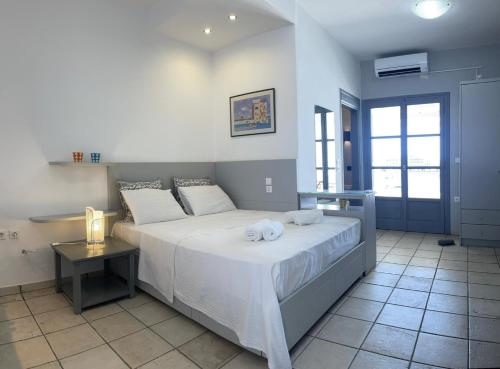 Ένα ή περισσότερα κρεβάτια σε δωμάτιο στο City Centre Tinos Studio with Old Port Sea View & Balcony