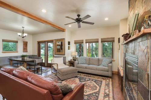 Una sala de estar con un sofá y una chimenea. en 151 Oak Road, en Durango