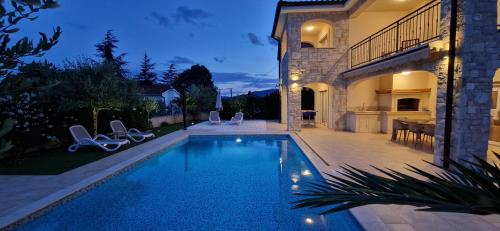 a swimming pool in the backyard of a house at Villa Martina in Pinezici