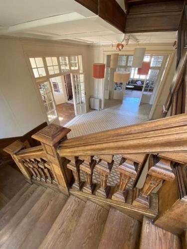 - une vue sur un escalier en bois dans une maison dans l'établissement La Demeure de Marcy, à La Ferté-sous-Jouarre