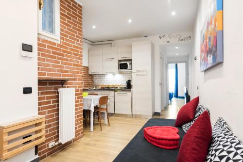 a living room with a couch and a brick wall at Appartamento Happy in Verona