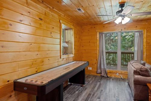 Imagen de la galería de Lucky Charm is an inviting 3 bedroom retreat nestled in the woods minutes from the Pkwy!, en Pigeon Forge