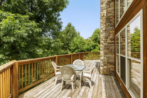Un balcón o terraza de Lucky Charm is an inviting 3 bedroom retreat nestled in the woods minutes from the Pkwy!