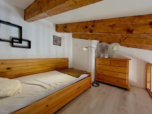 - une chambre avec un lit et un bureau avec un ventilateur dans l'établissement Bel appartement 4 ou 5 pers 150 m de la plage 5CL64, au Barcarès