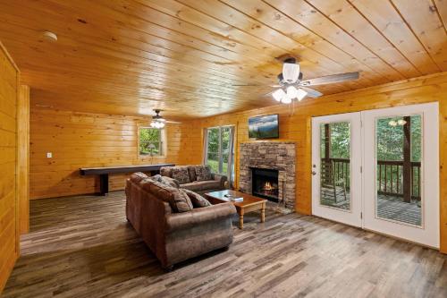 Zona de estar de Lucky Charm is an inviting 3 bedroom retreat nestled in the woods minutes from the Pkwy!