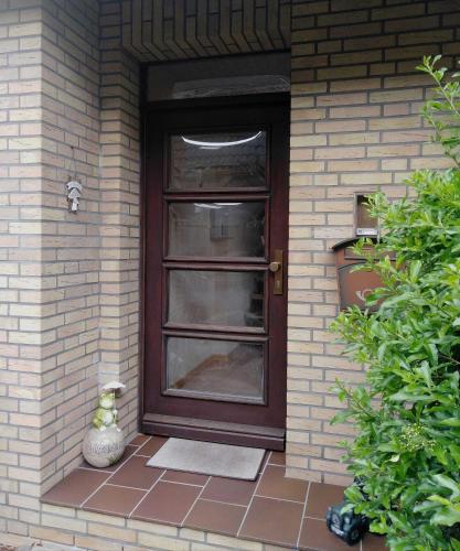 a door to a house with a vase next to it at Ferienwohnung Fehncharme 85100 in Ostrhauderfehn