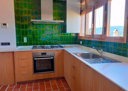 Kuchyň nebo kuchyňský kout v ubytování Les Voltes III - stunning 5BD home with panoramic views in hilltop wine village
