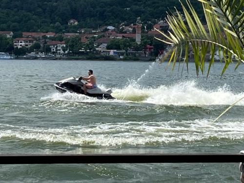 een man op een jetski in het water bij CHALET Orsova in Orşova