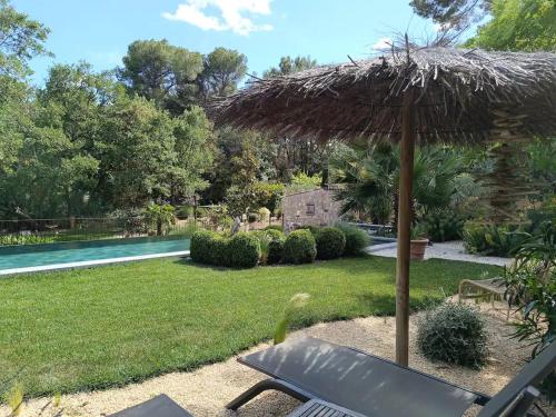 Taman di luar L'Autre Perle, balnéo en supplément, le Clos des Perles