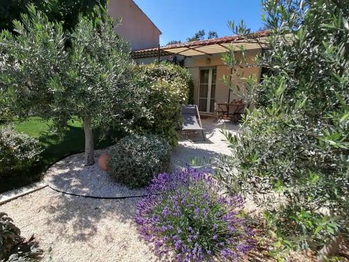 Taman di luar L'Autre Perle, balnéo en supplément, le Clos des Perles