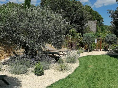Taman di luar L'Autre Perle, balnéo en supplément, le Clos des Perles