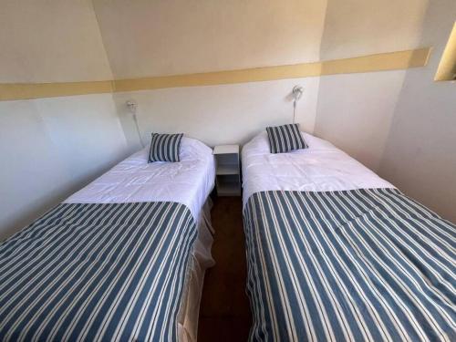 サンロレンソにあるCasita de campo en Altosの部屋の角にベッド2台