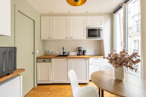 Modern spacious studio only 1 minute away from the Place de la République