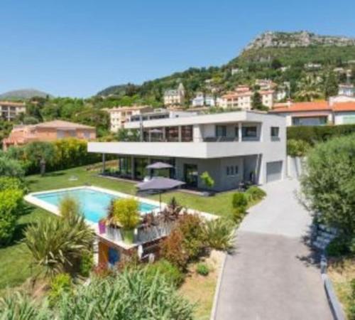 une vue aérienne d'une maison avec piscine dans l'établissement Villa EPURE, à Vence