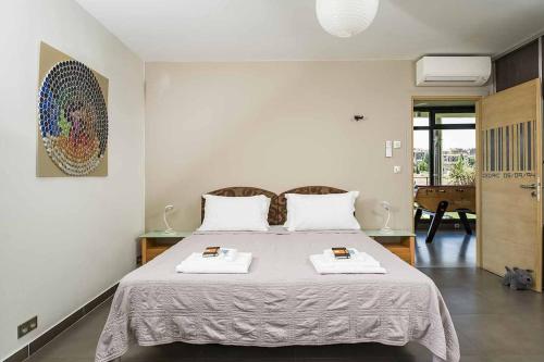 une chambre avec un lit avec deux serviettes dessus dans l'établissement Villa EPURE, à Vence