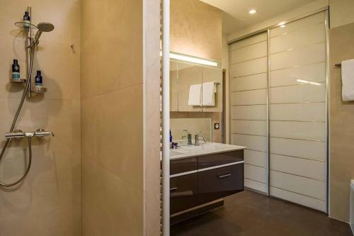 une salle de bain avec une douche, un lavabo et un miroir dans l'établissement Villa EPURE, à Vence