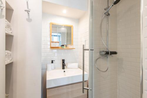 une salle de bain avec un lavabo et une douche dans l'établissement Modern spacious studio only 1 minute away from the Place de la République, à Paris