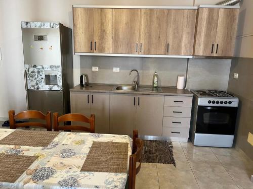 Cuina o zona de cuina de The Confluence Apartment