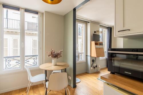 Modern spacious studio only 1 minute away from the Place de la République