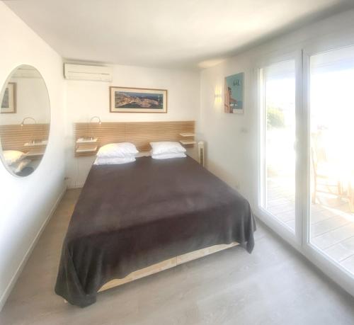 A bed or beds in a room at Maison de 2 chambres a Marseille a 200 m de la plage avec vue sur la mer jardin clos et wifi